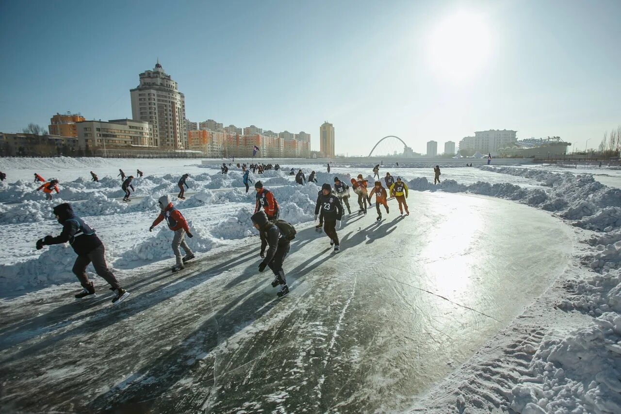 Астана куда можно сходить. Астана река Ишим. Река Ишим зимой. Казахстан зима люди. Пляж Ишим зима.
