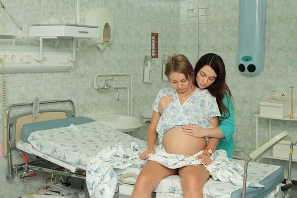 Беременная ученица в школе. Девушка рожает 10 детей. Девочка рожает в школе. Беременные подростки. Девочка рожает в школе.