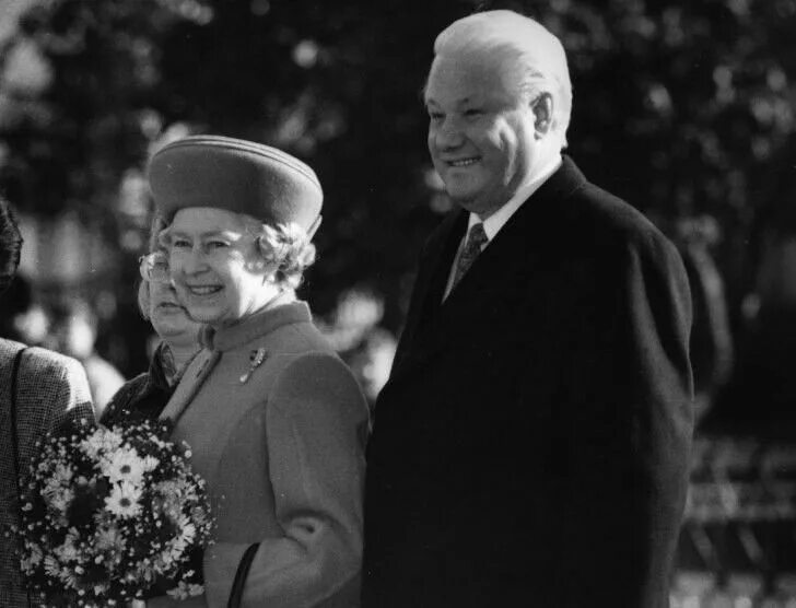 Как поступила Елизавета II когда Ю Гагарин достал из чашки лимон и съел.