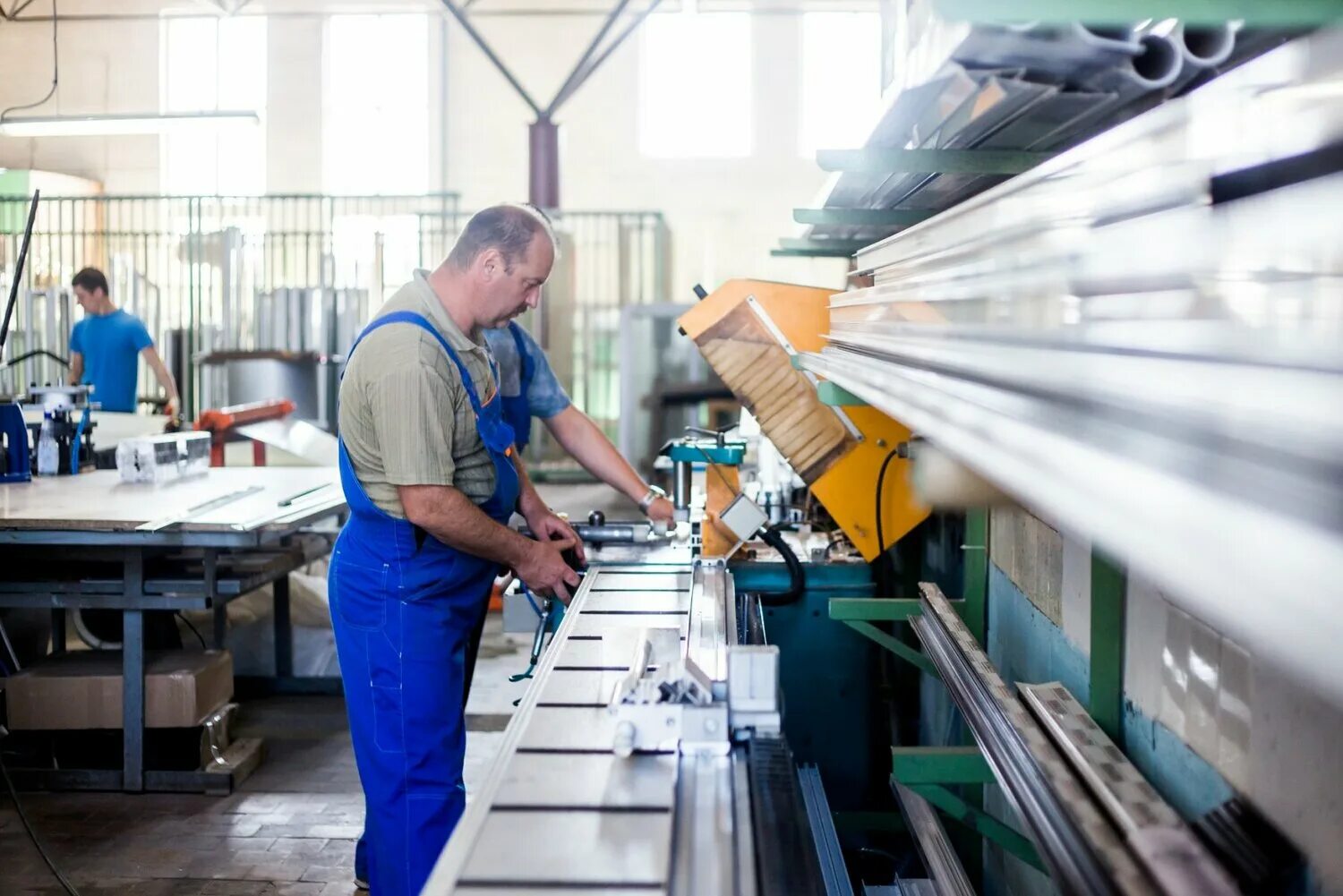 завод окон. завод по производству пластиковых окон. рабочий в цех по производству пластиковых окон. завод пластиковых окон. завод по производству окон.