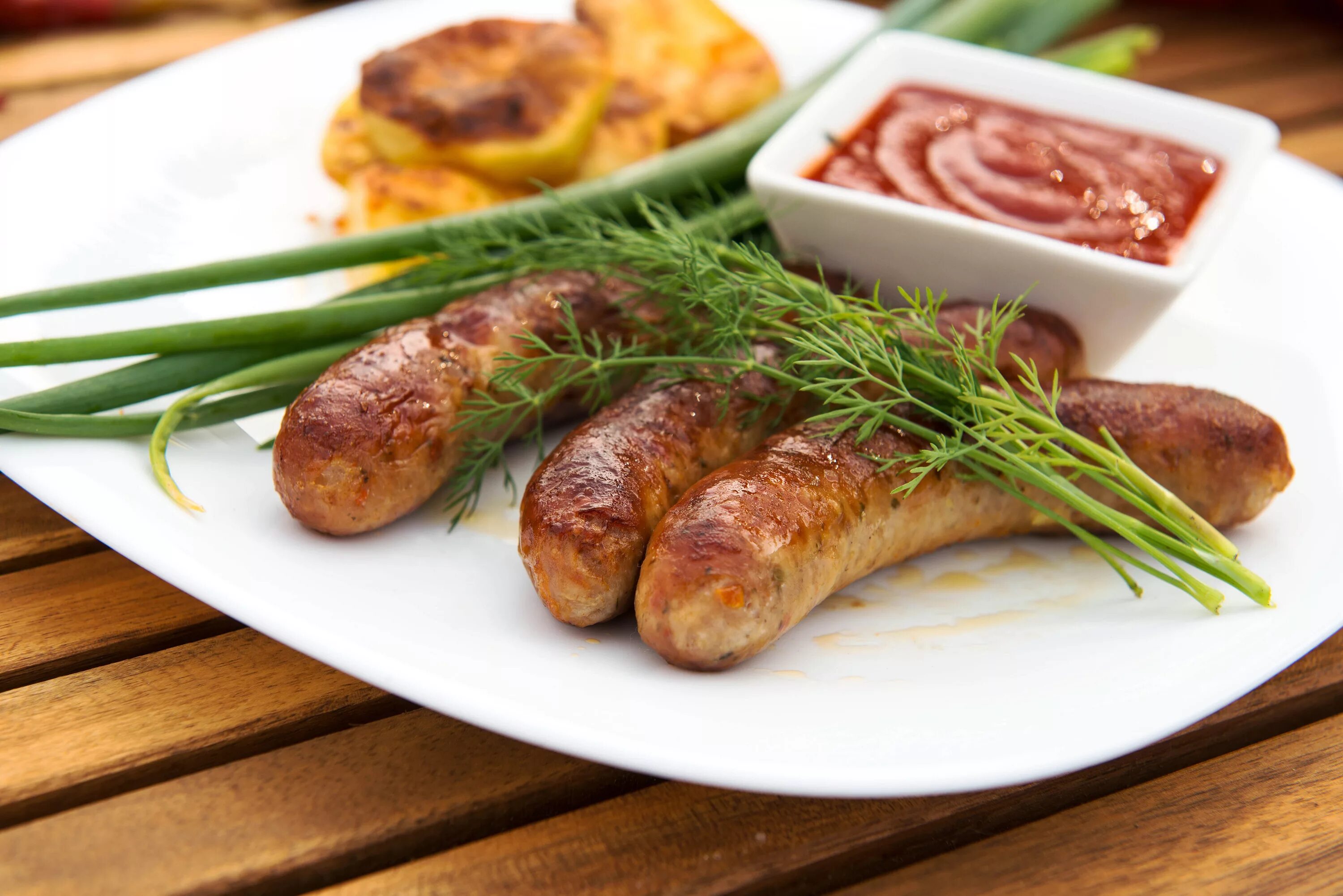 братвурст колбаски. колбаски из мяса. купаты чоризо. купаты свиные. купаты сергеевские.