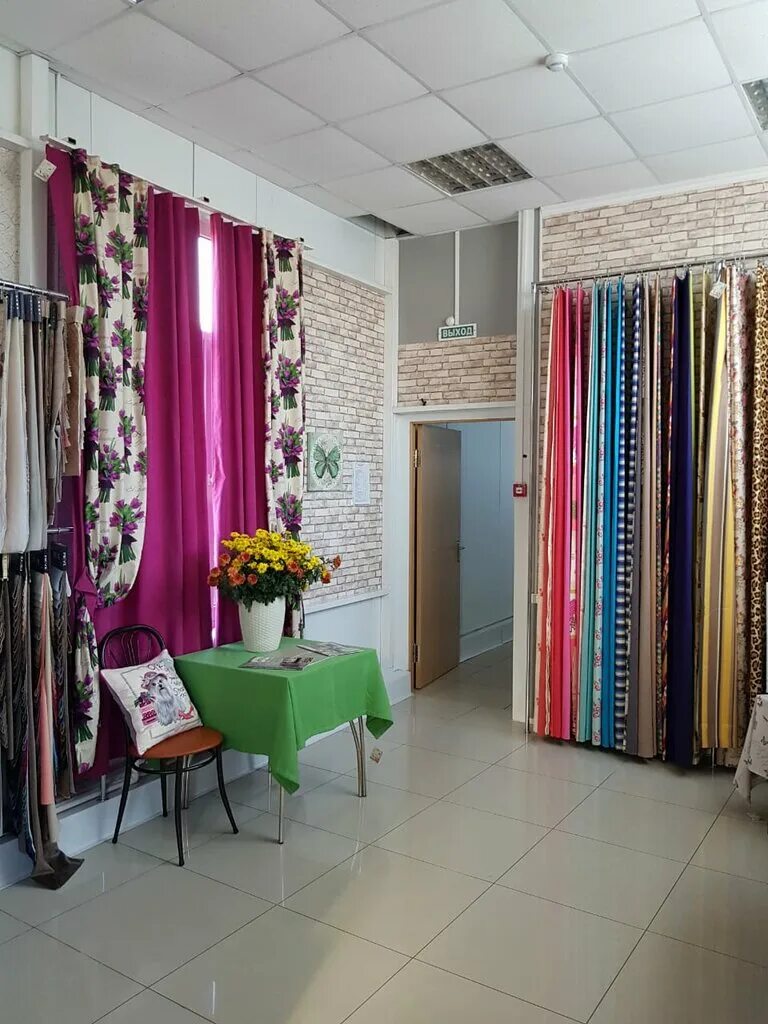 интерьер салона штор. салон штор леда астрахань. витрины для шторных тканей. интерьер магазина штор. лучший магазин штор.