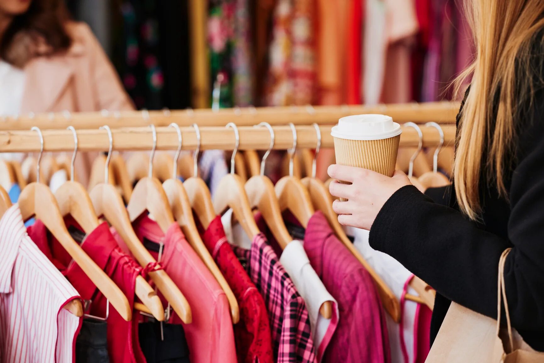 продавец одежды. красивая одежда. покупатели в магазине одежды. девушка с пакетами. женский гардероб.