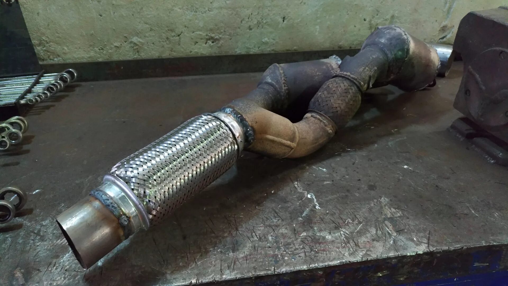 Гофра глушителя порше кайен 4. 2 v6. 2. 2 гофры глушителя. Touareg 3.