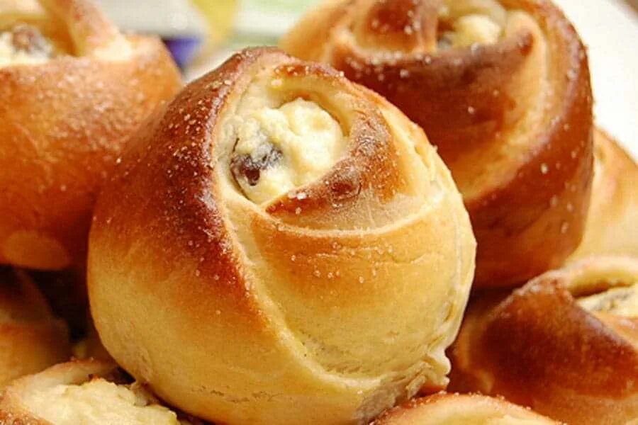 булочки с творогом. сдобная выпечка с творогом. булочки из творожного теста в духовке. дрожжевые булочки с творогом. дрожжевые булочки с творогом.