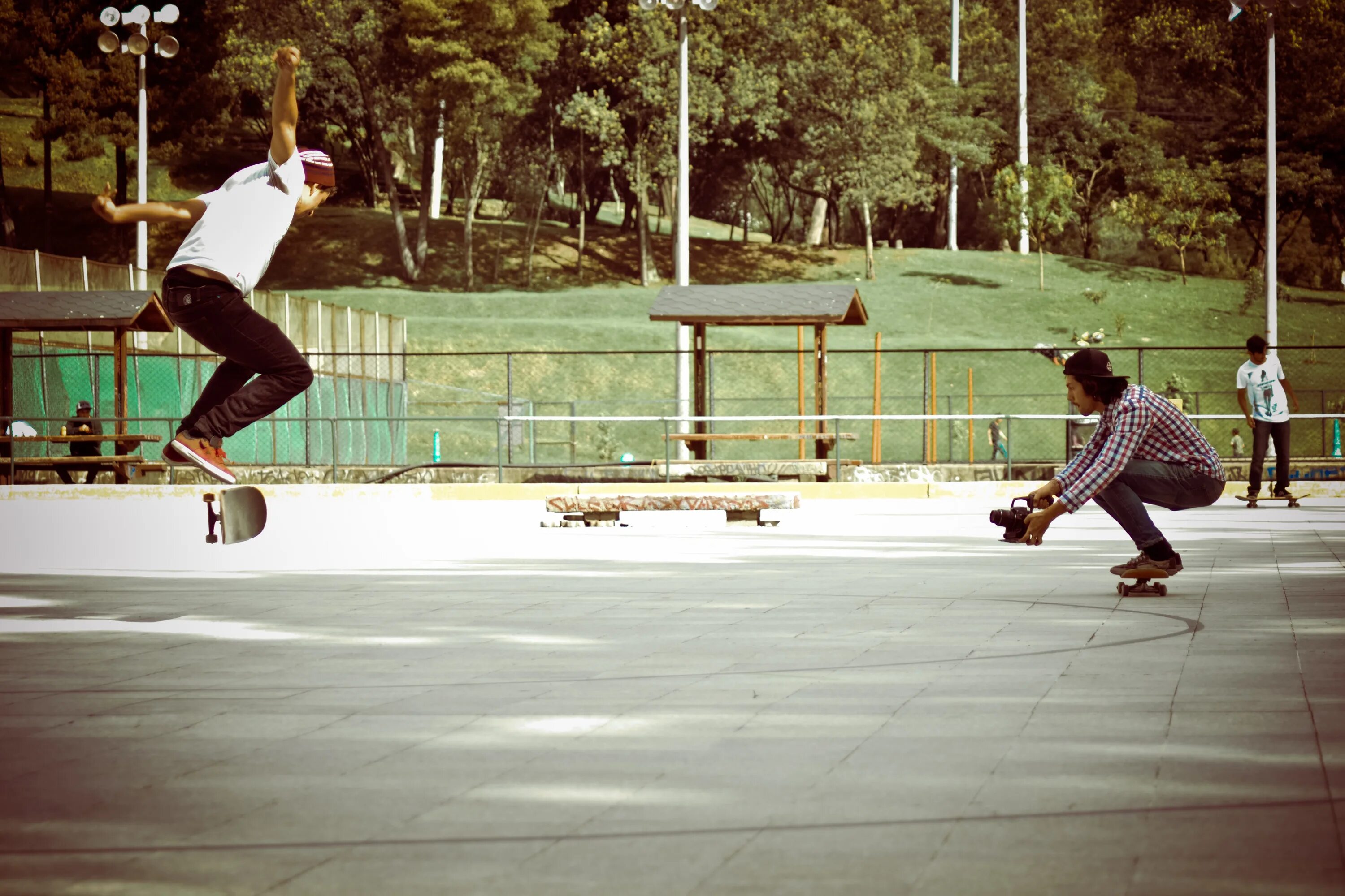Skaters субкультура. Друг скейт. Скейтеры друзья. Скейтеры. Компания друзей на скейтах.
