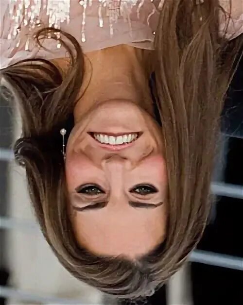 Девушка вверх ногами. Вниз головой. Девушка вниз головой. Перевернутая женщина. Перевернутая женщина.