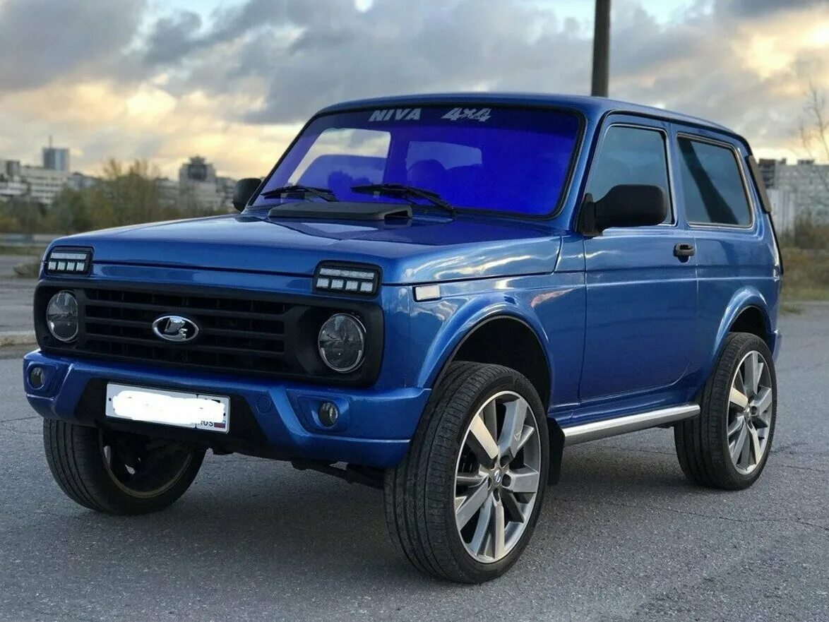 Нива урбан черная пантера. Бампер в цвет ваз нива 21214 урбан с птф. Бампера урбан на ниву 2121. Нива ваз 21214 урбан. Лада 4х4 обвес магнум.