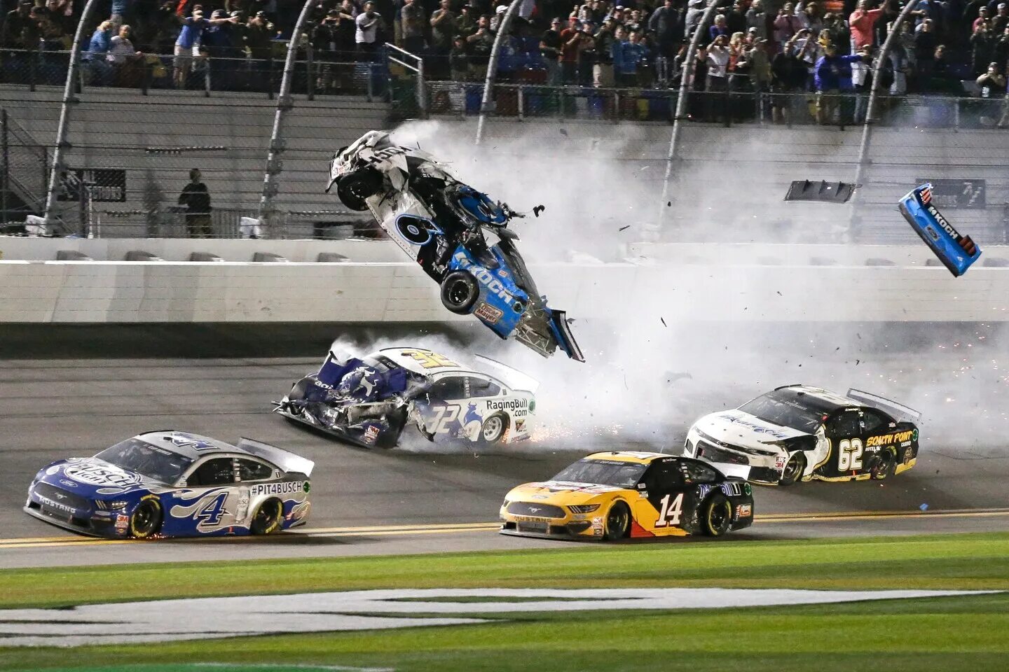 Look that car over there crash. Наскар Дайтона. Наскар Дайтона 500. Гонка наскар Дайтона. NASCAR Daytona 500 2020.