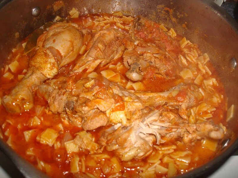 Как вкусно потушить курицу в кастрюле. Курица тушёная с вермишелью. курица тушеная с макаронами в кастрюле. тушеная курица с макаронами. курица тушёная с макаронами в казане.