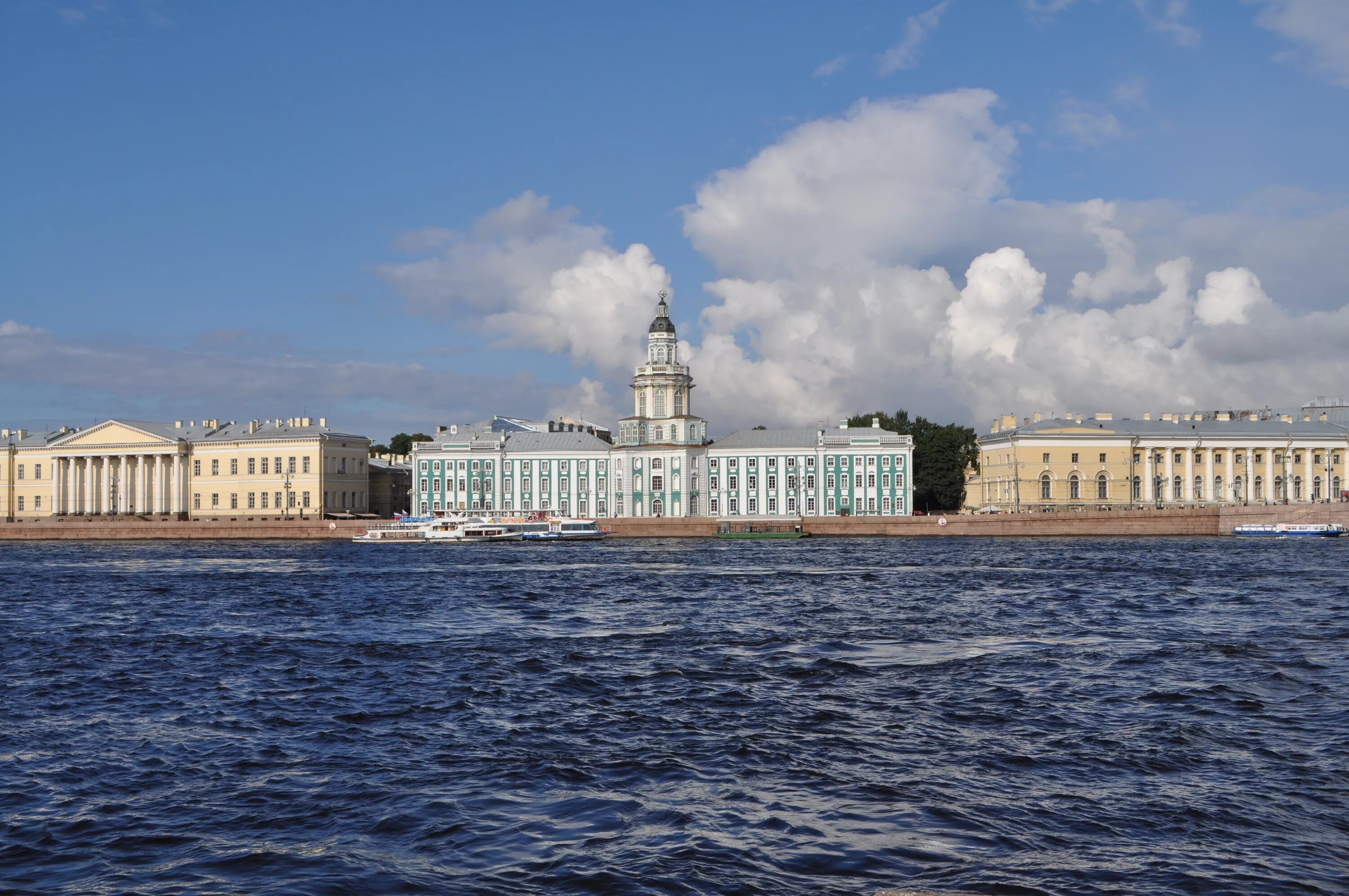 Что видна в санкт петербурге. Набережная Невы в Санкт-Петербурге.