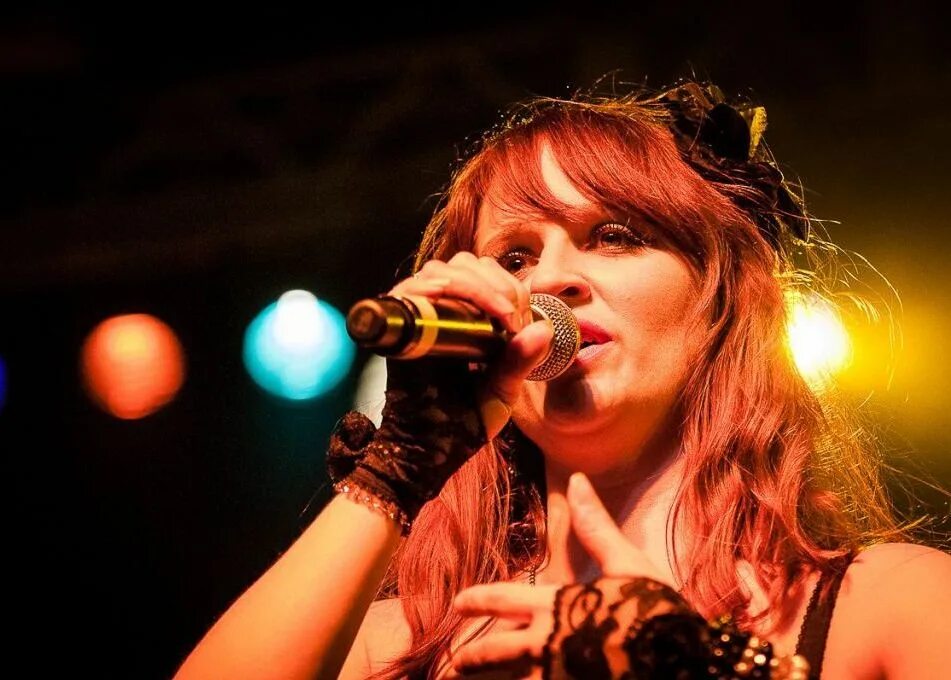 Лори джексон. Lori lori 2021. Группа lori!lori! солистка. Песню лори. Llori down.