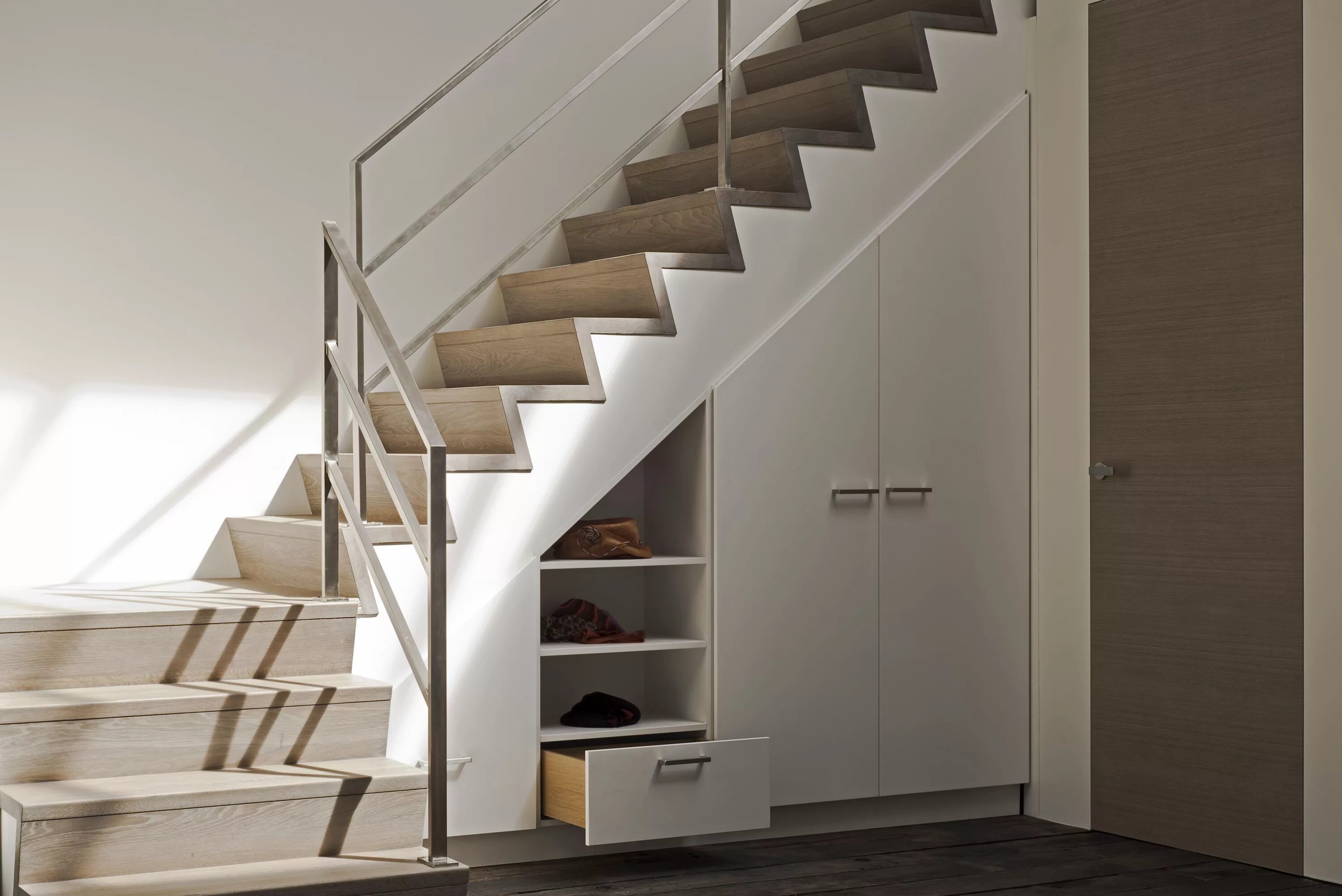 Телевизор под лестницей. Интерьер комнаты с лестницей. Антресольный ярус с потолками 2. Лестницы в частных домах. Современные лестницы в интерьере.