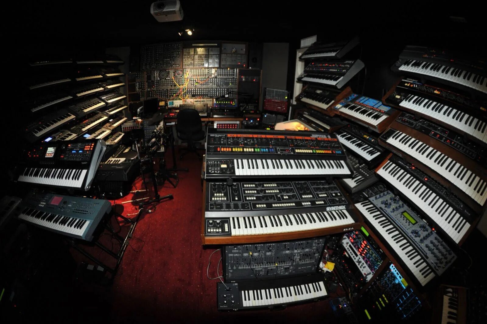 Studio 61 Eko синтезатор. Синтезатор в студии. Музыкальное оборудование. Синтезаторы в студии звукозаписи. Recording artist