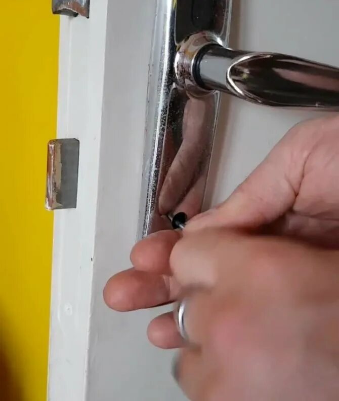 Дверь закрывается на щеколду