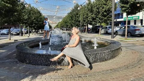 Где то в крыму девушка в розовом