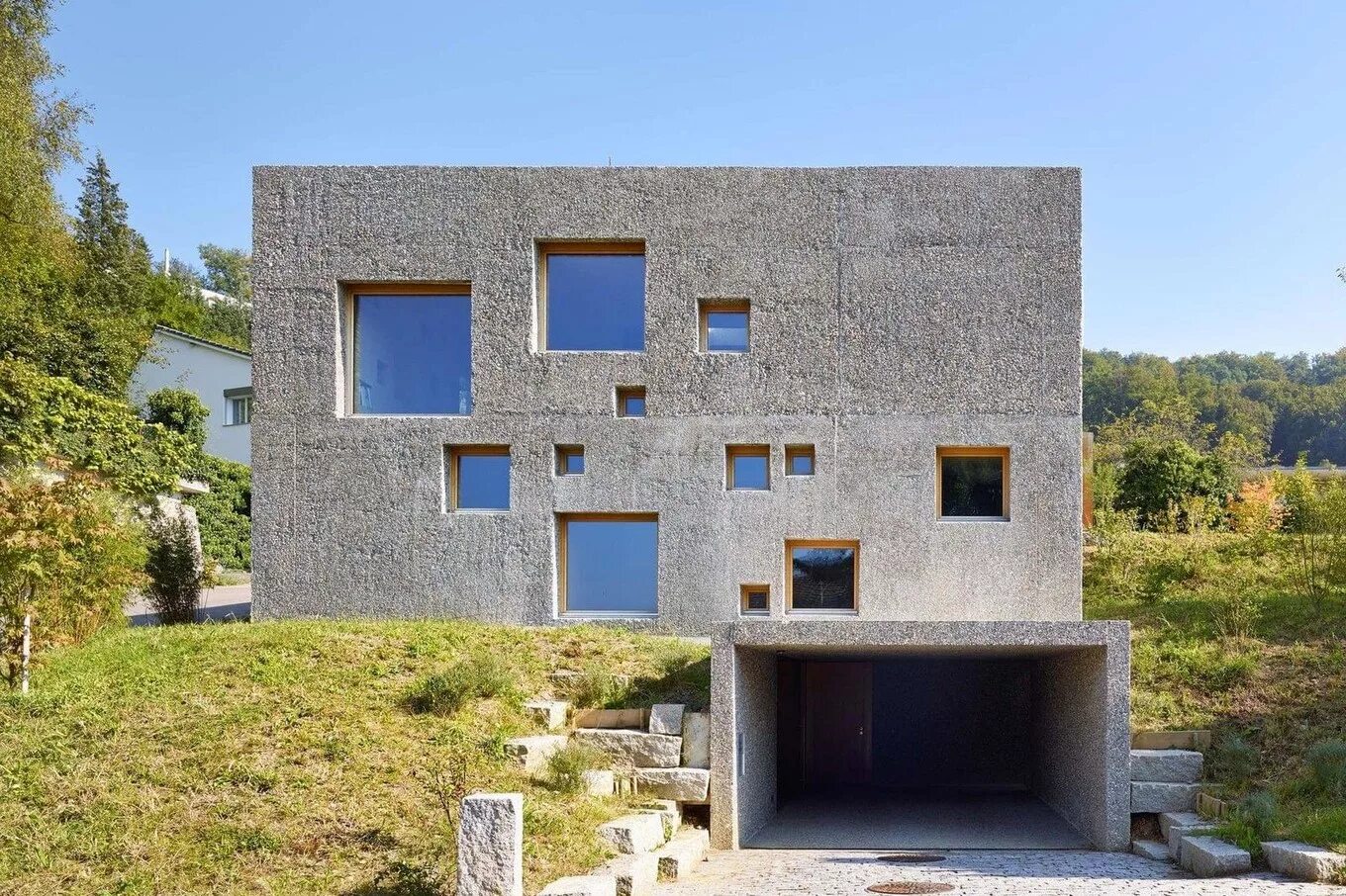 Построить дом из бетона. Бетонный дом (Concrete House) Марии Кастелло и Хосе Антонио Молина. Дом железобетонный монолит. Монолитный бетонный дом. Дом из бетона.