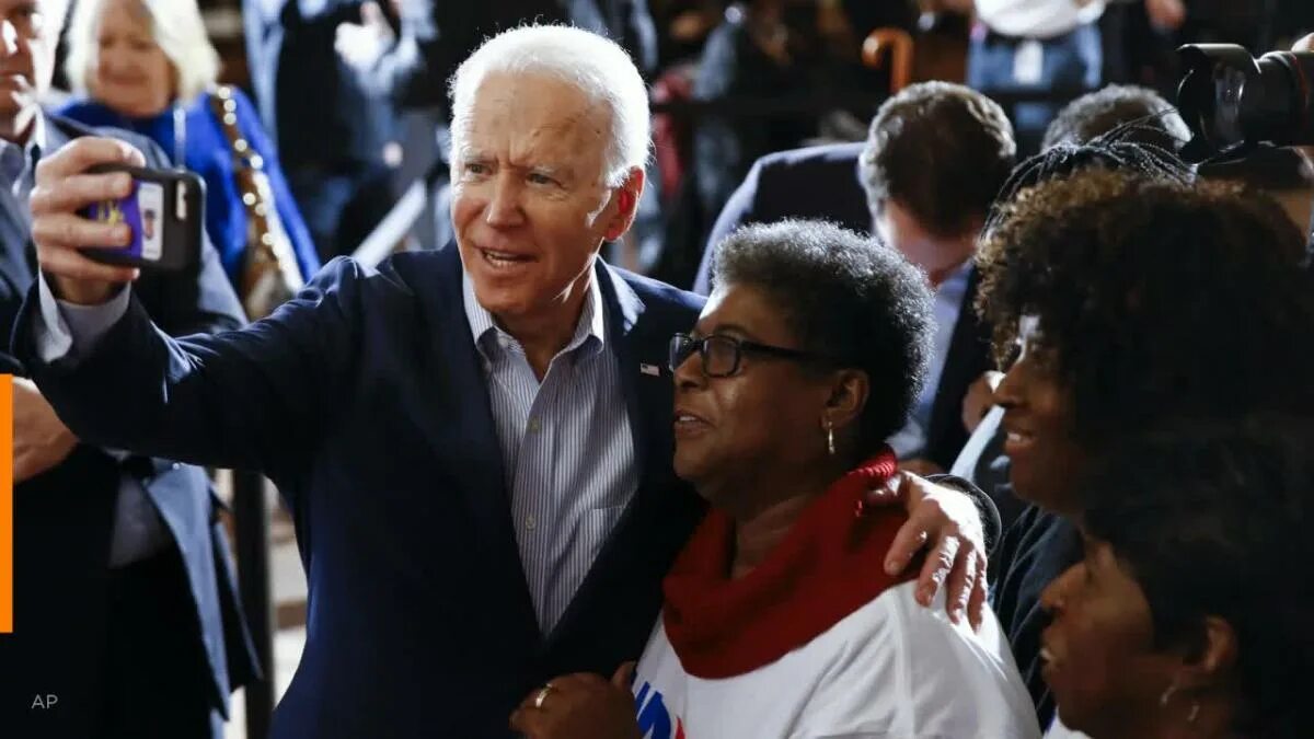 Biden black and white. Демократическая партия байден. Вице-президента сша камалы харрис. Чернокожие миллионеры. Джо байден похороны.