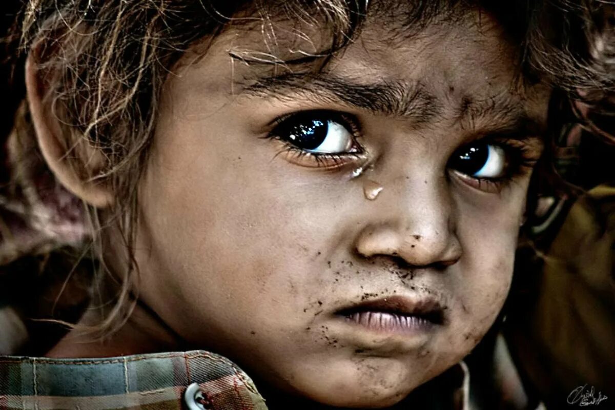 Международный день невинных детей жертв агрессии. Слезы ребенка. Плачущий ребенок. Глаза ребенка.