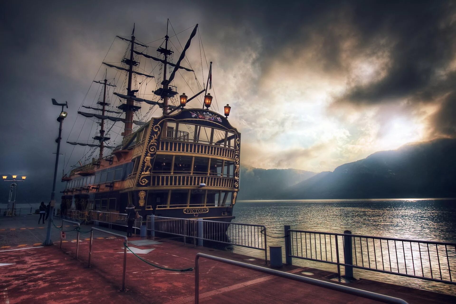 Корабль-музей «гото-Предестинация». Пристань с кораблями. Корабль у причала. Старинные корабли. Город фрегат