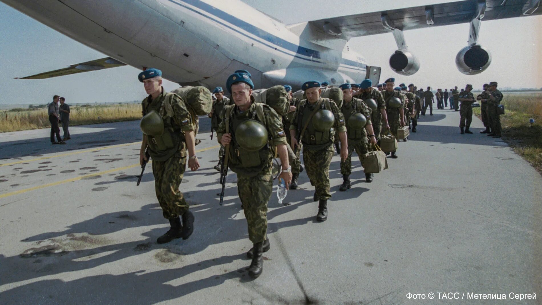 Войска нато высадились. Аэропорт "Слатина", 1999. Миротворцы. Десант аэропорт Слатина. Косово 1999 десантники Приштина. Аэродром Слатина 1999.