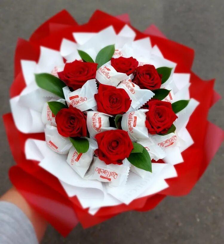 Конфеты с цветами. Цвет рафаэлло. Букет с конфетами рафаэлло. Букет из конфет рафаэлло. Букет с рафаэлло и цветами.