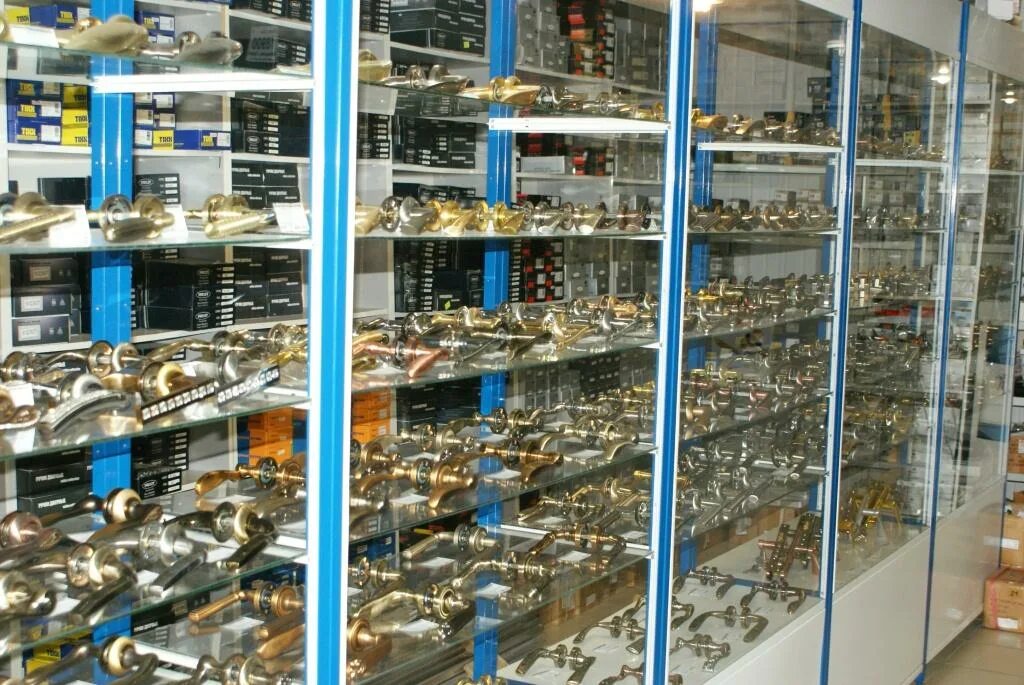 гипермаркет мебельной фурнитуры. мебельная фурнитура на стенде в магазине. торговое оборудование для пуговиц. магазин швейной фурнитуры. магазины фурнитуры в москве адреса.