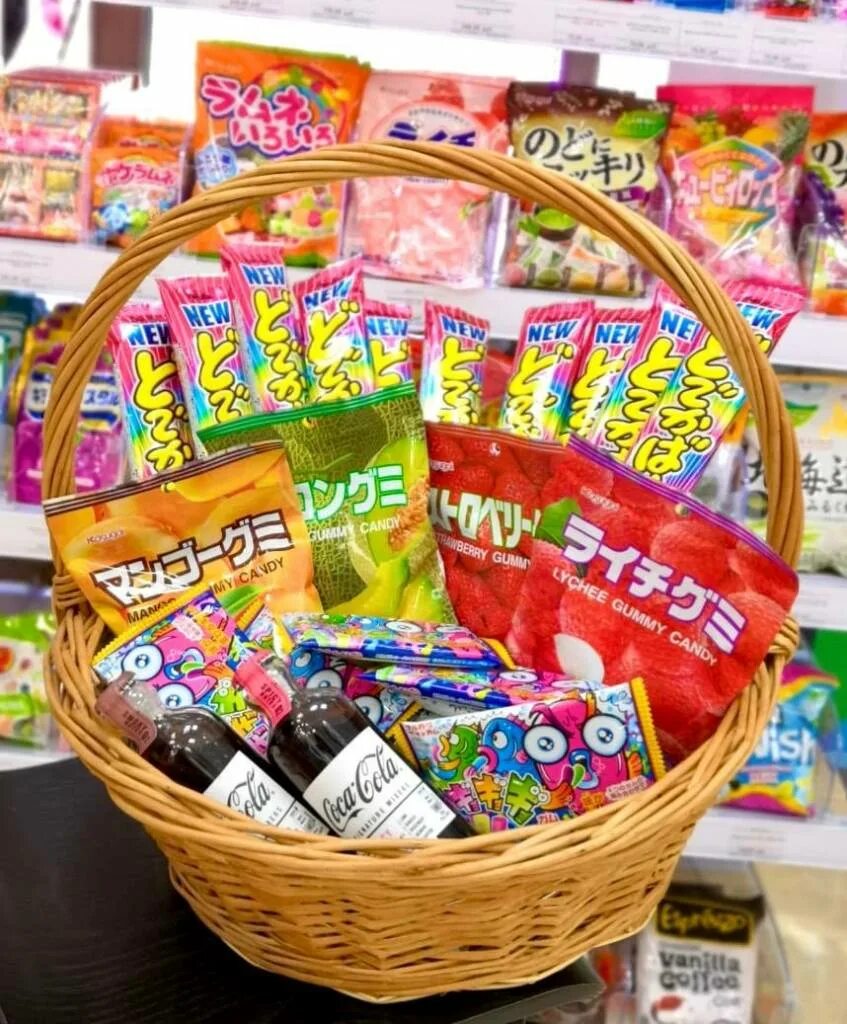 Вкусняшки из магазина. Японские сладости в упаковках. Коробка японских сладостей. Японские сладости в москве. Магазин японских сладостей.