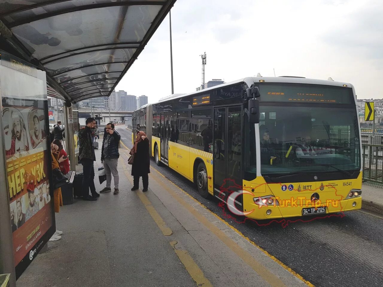 Метробус в стамбуле. Metrobus стамбул. метробусы стамбула. metrobüs в стамбуле. автобусы в стамбуле.