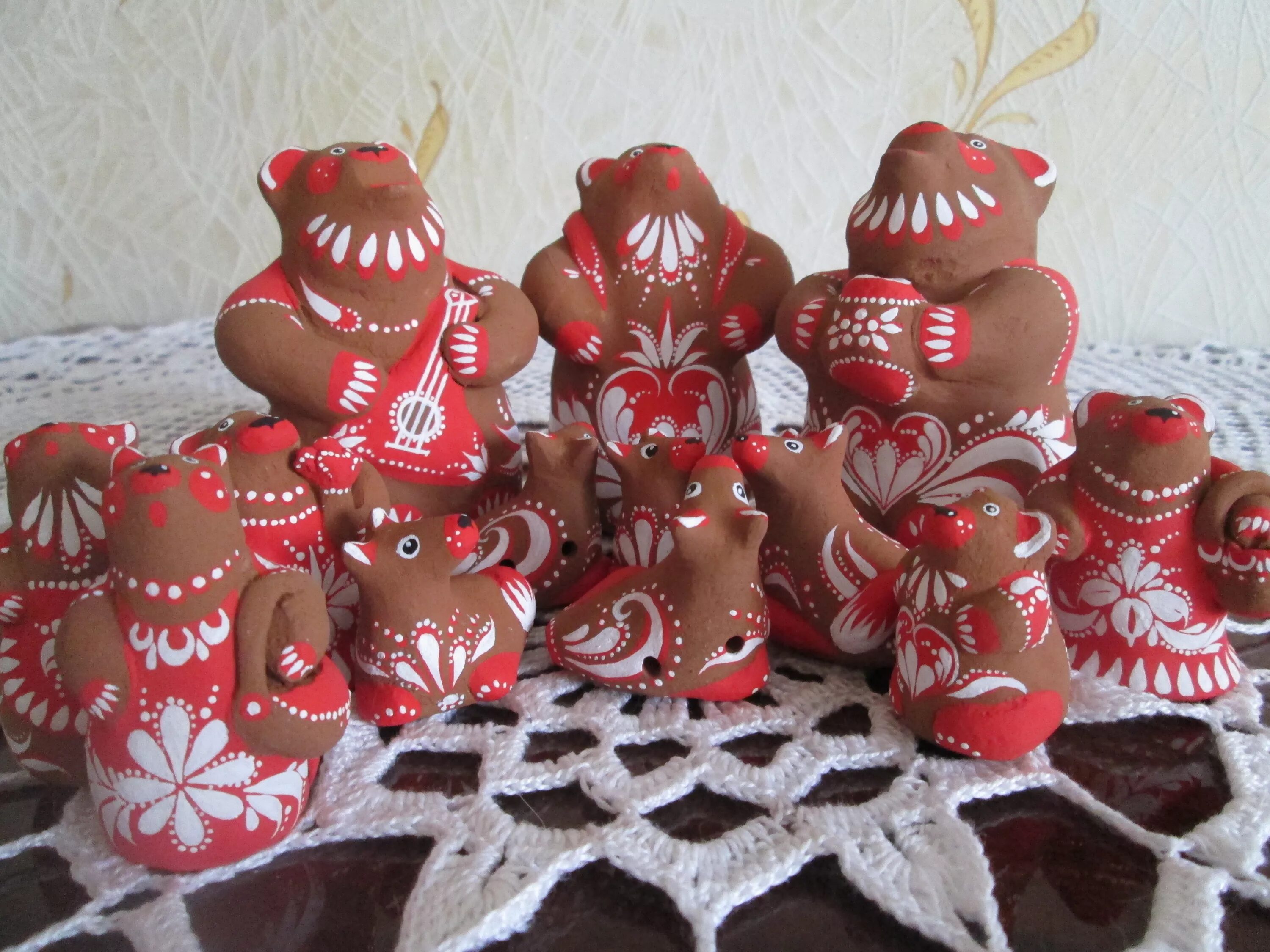 традиционная народная керамика дымково филимоново. филимоновская глиняная свистулька. саратовская глиняная игрушка свистулька. промыслы из глины. глиняные игрушки дымково.