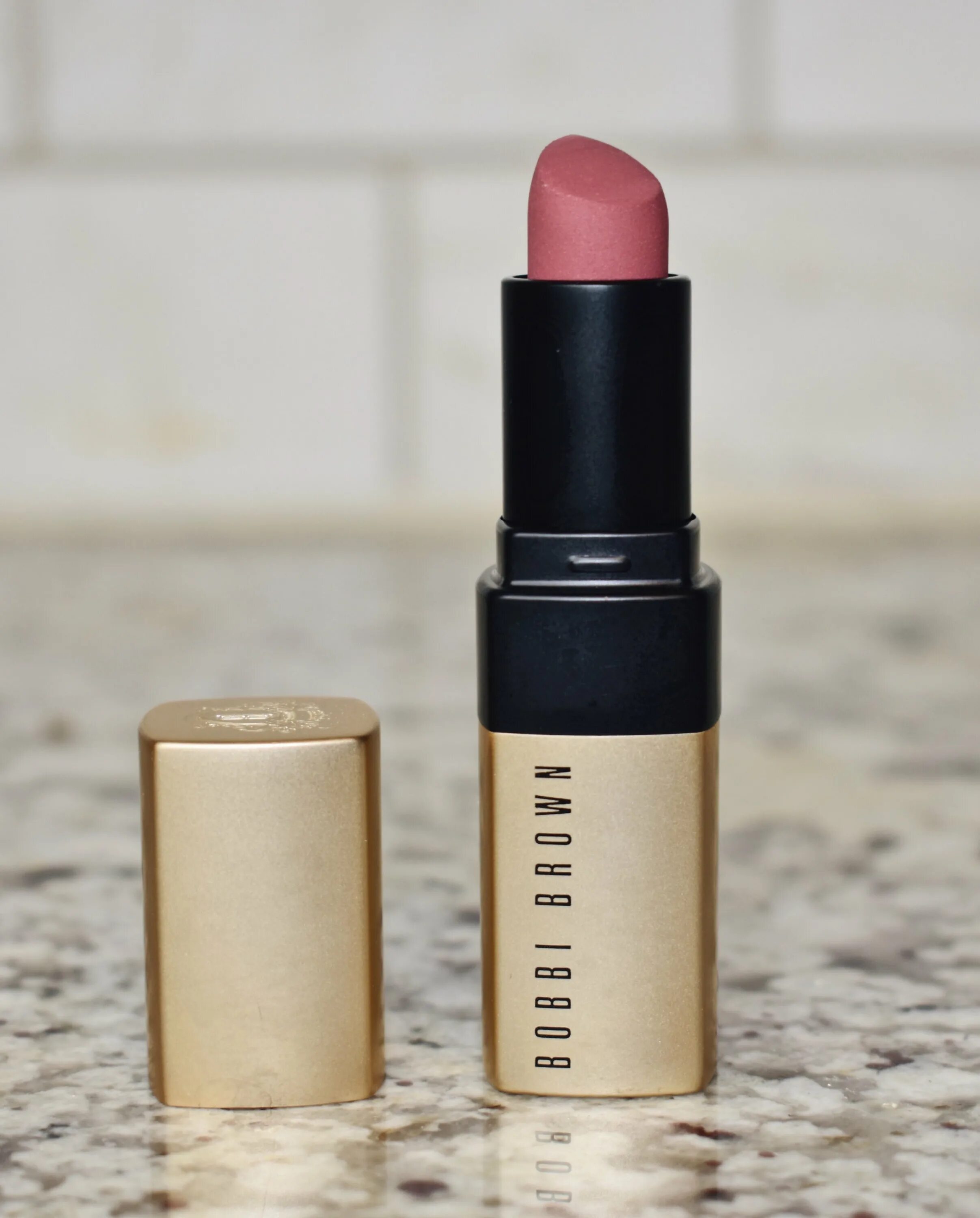 Bobbi brown помада. Помада Бобби Браун Tawny Pink. Bobbi Brown Tawny Pink помада. Boss Pink Bobbi Brown. Bobbi Brown pale Pink помада.