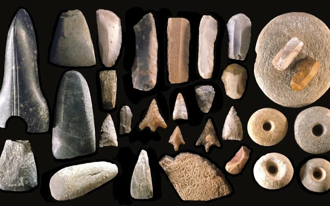 Первобытное искусство мезолит орудия труда. Примитивные предметы. Орудия труда в первобытном обществе. Раскопки эпоха бронзы ранний железный век. Бушкрафт самоделки инструменты.