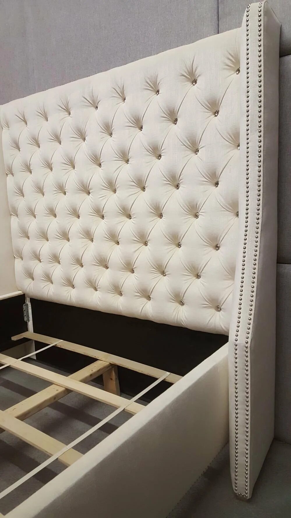 Обтянуть каркас кровати тканью. Обивка кровати. Обить кровать. Кровать двуспальная обшитая материалом. Кровать с мягким изголовьем.