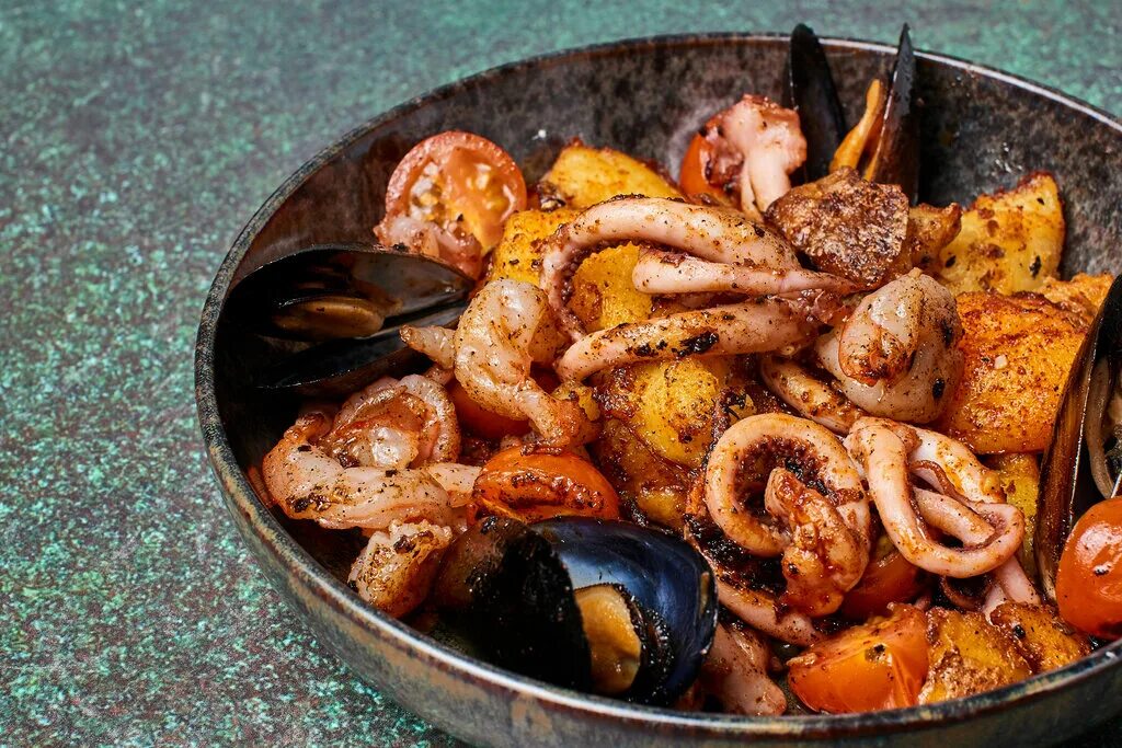 креветки готовые. морепродукты тигровые креветки. блюда из жареной рыбы. морепродукты на костре. жарка морепродуктов.
