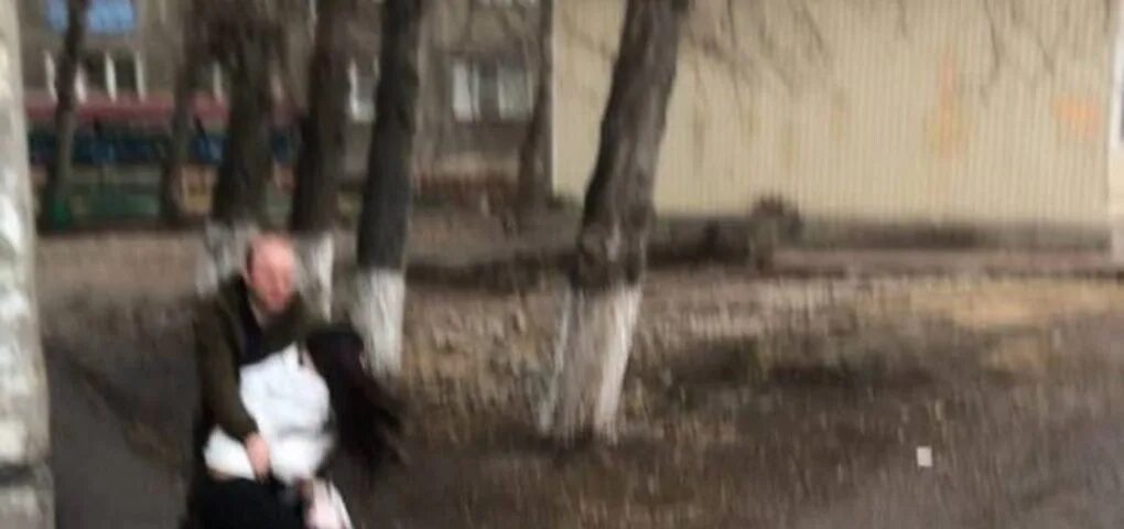 Как нападает девушка видео. Напал на девушку возле. нападение на девушку на улице. насильник нападает на девочку.