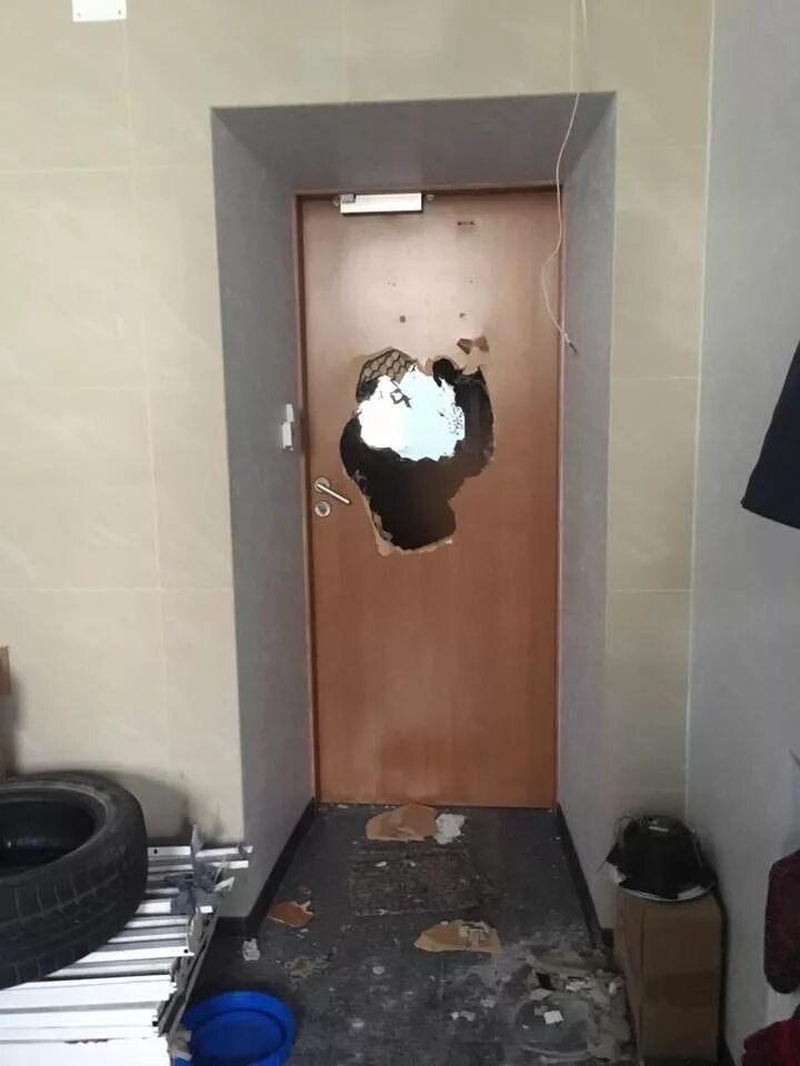 Выбили дверь в квартиру. Сломанная дверь. Разбитая дверь. Выломанная дверь. Пробитая дверь.