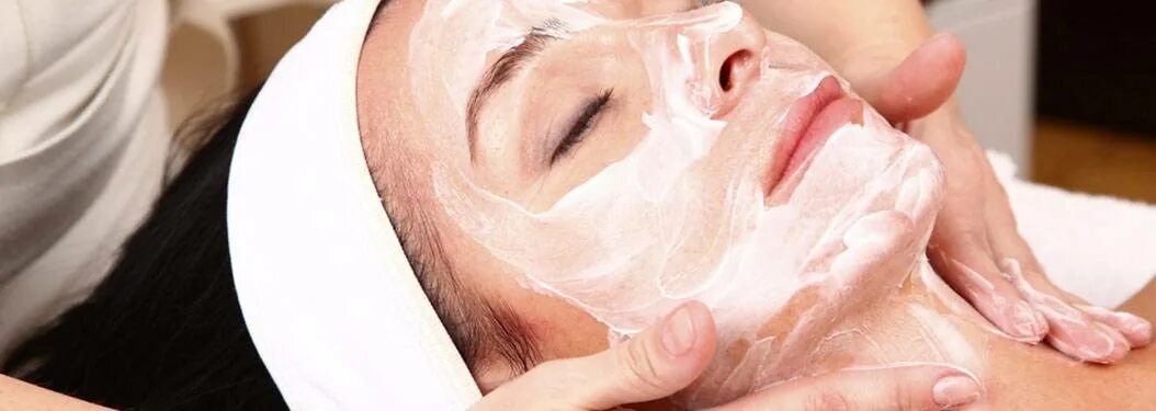 Массаж лица. Девушка с чистой кожей лица. Time body face. Красивый массаж лица. Time body face.