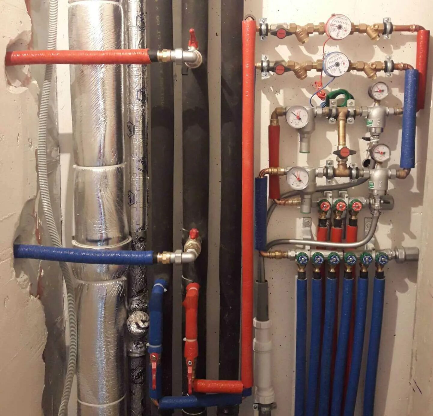 Коллектор для медных труб для водоснабжения. Разводка труб водоснабжения. Трубы холодной воды в квартире. Монтаж сантехники рехау в квартире. Вертикальные трубы полипропилена.