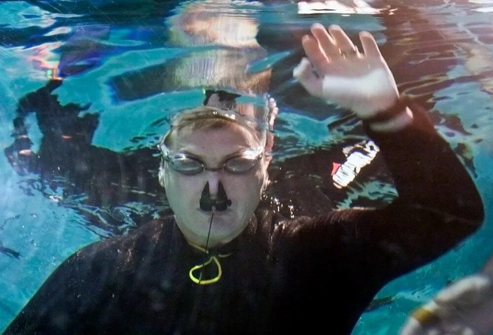 Петер кола швейцарский ныряльщик. Рекорд под водой без воздуха. Дыхание под водой. Рекорд под водой без дыхания. Мировой рекорд без воды