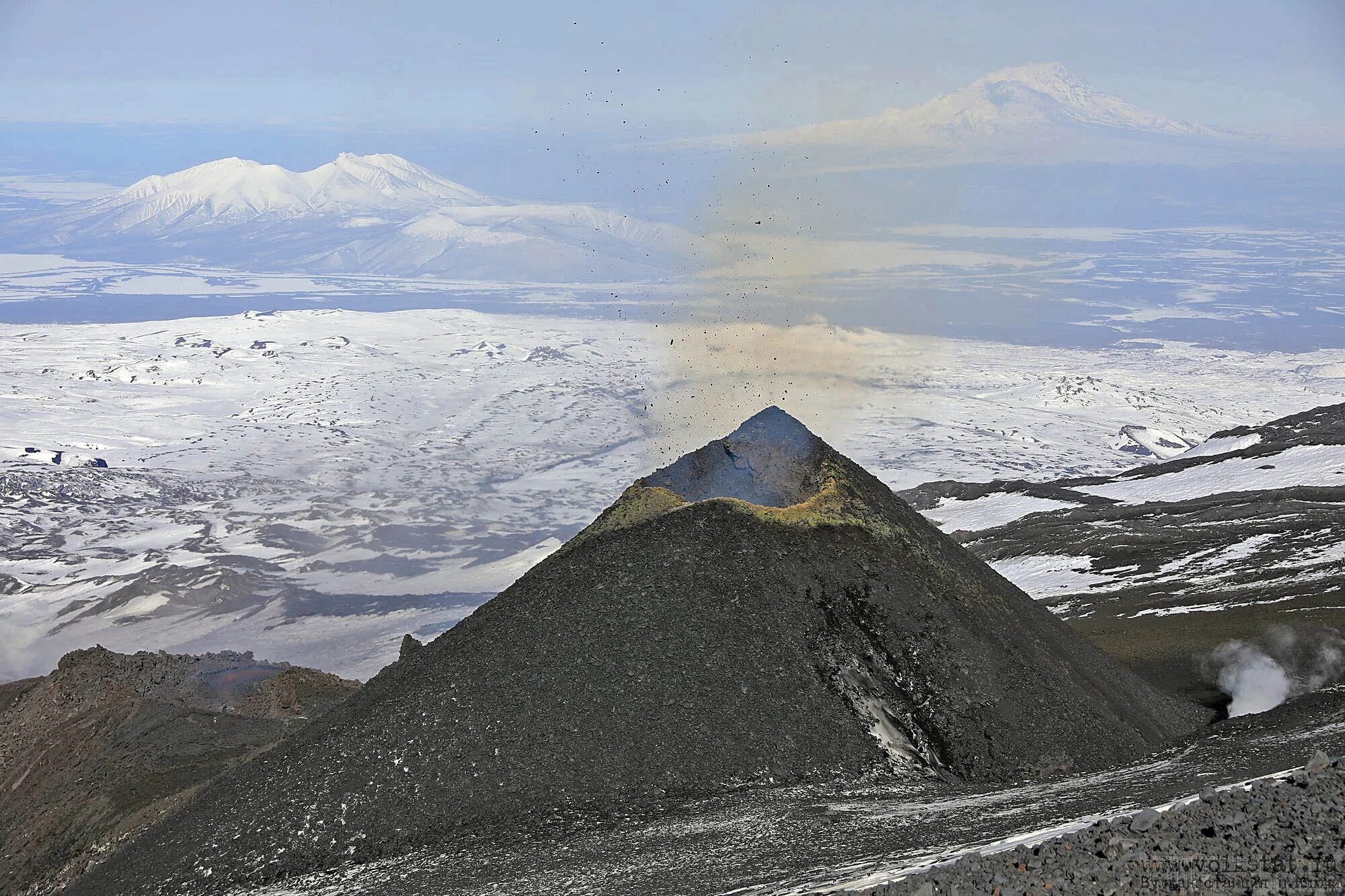 Какой вулкан самая высокая точка россии. Шлаковые конусы вулканы. Гора Шишель Камчатка. Вулкан Шишель. Вулкан Парикутин.