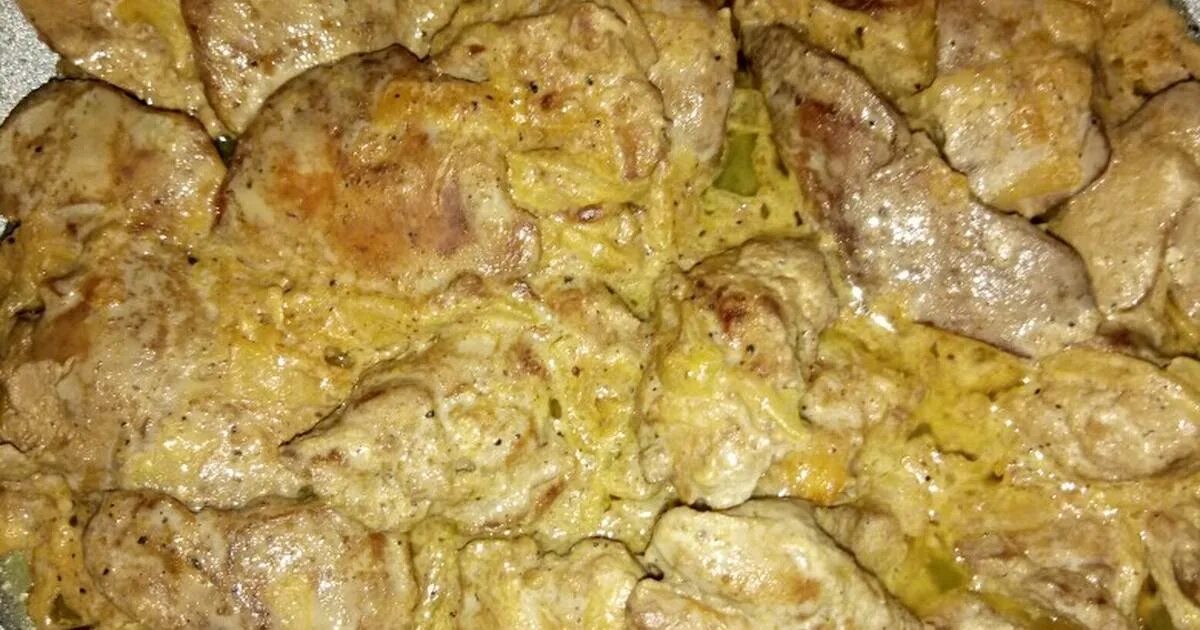 Жареная куриная печень с луком и морковью. Печень тушеная в сметане. Печень в сметане с луком. Печень говяжья в сметане с луком. Куриная печень в сметане с луком.