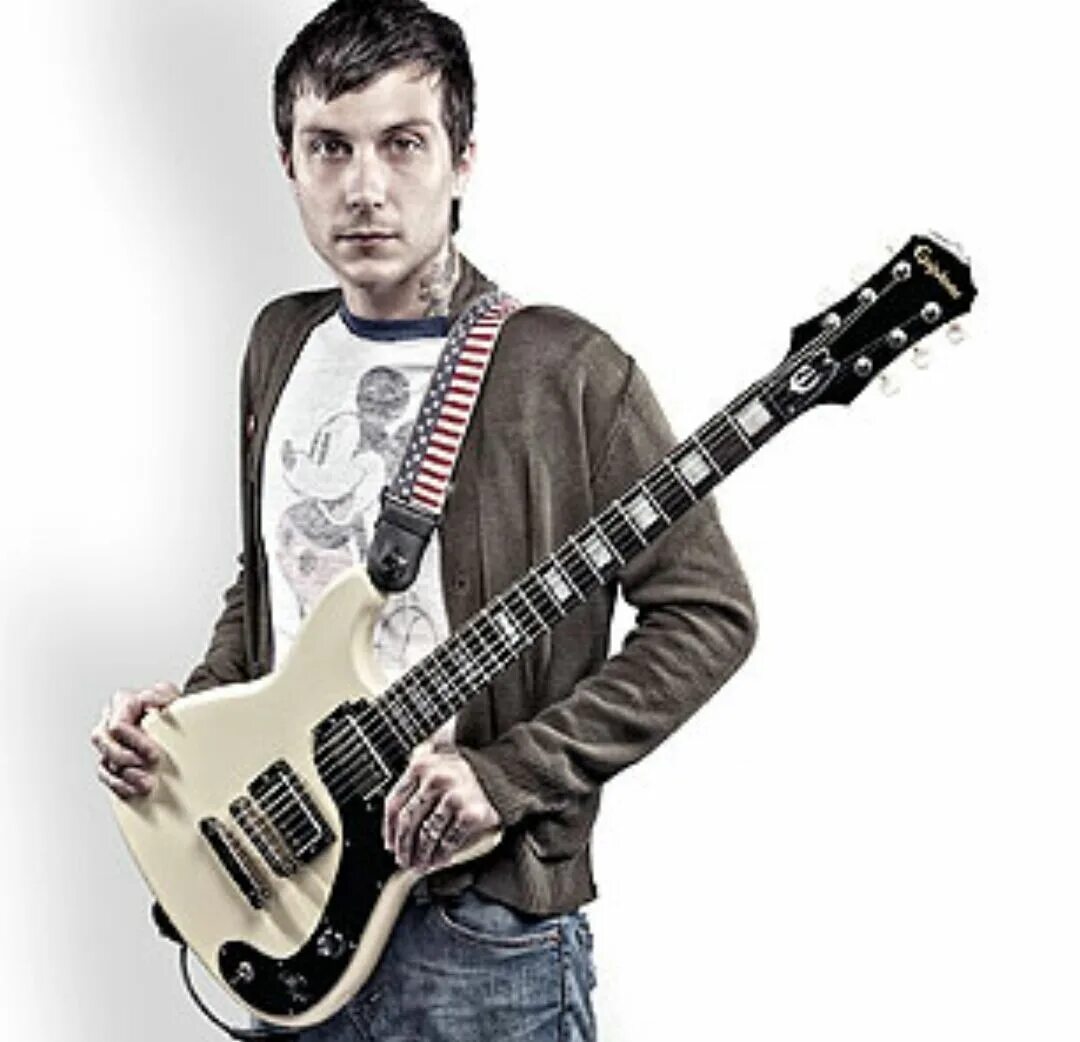 Фрэнк гитара. Frank iero pansy. гитарист my chemical romance фрэнк 2025. фрэнк айеро с белой гитарой.