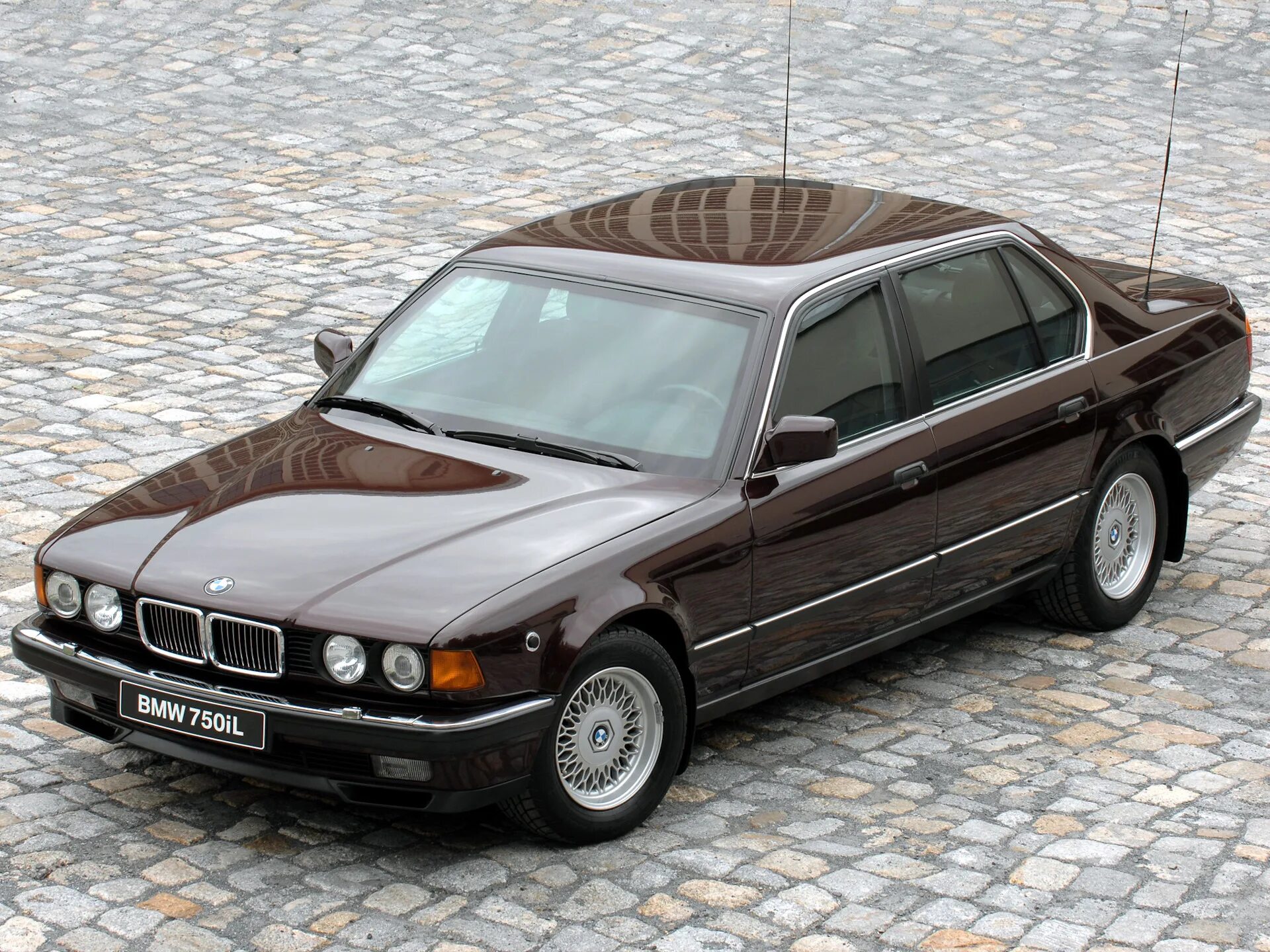 Бмв удлиненная. BMW 7 e32. BMW 7 750il. БМВ 7 кузов е32. BMW e32 750i.