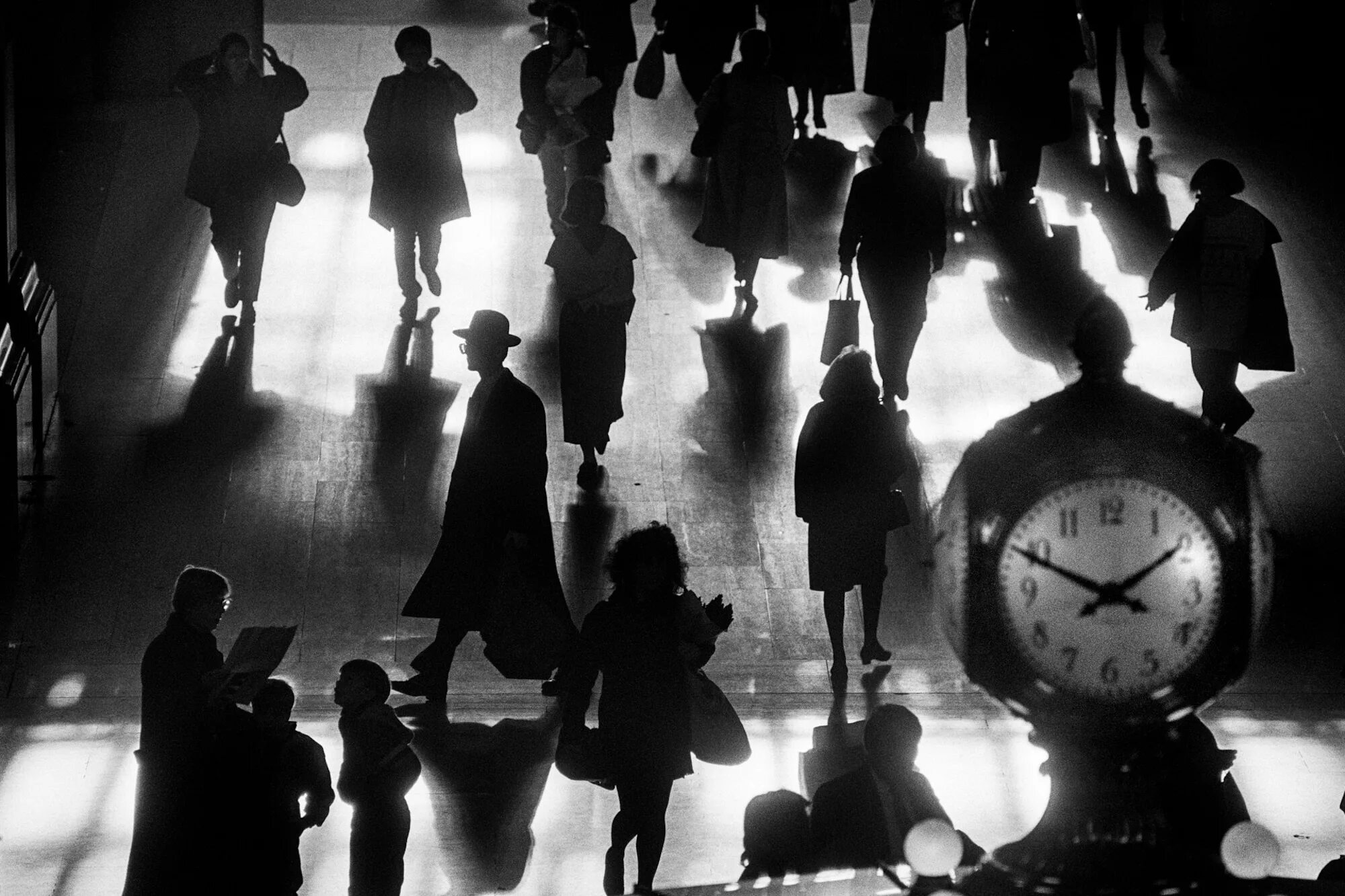 Человек среди экономики. Richard sandler. одиночество в толпе. одинокий человек в толпе. одинокий человек среди толпы.