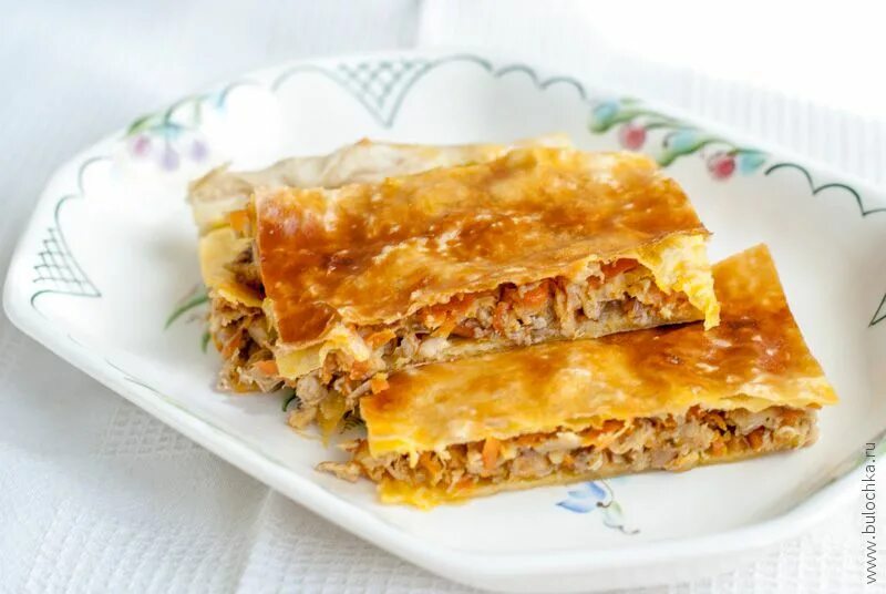 Пирог со слоеным тестом и курицей. Пирог со слоеным тестом и курицей. Пирог с капустой из слоеного теста. Пирог со слоеным тестом и курицей. Пирог мясной слоеный.