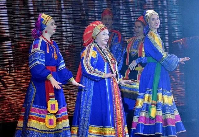 Хор воронежские девчата. Русские народные под гармонь. Кореянки зажигают под на горе колхоз под горой совхоз. Спели русскую песню. Пляски под гармонь.