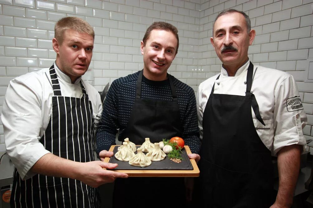 Грузин готовит. Шеф повар грузинской кухни. Грузинский повар. Шеф повар грузин.