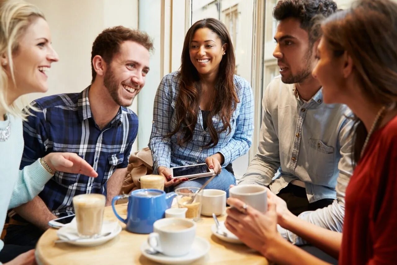 Young people start. Друзья и встречи. Друзья в кафе. Группа людей в кафе. Общение с друзьями.