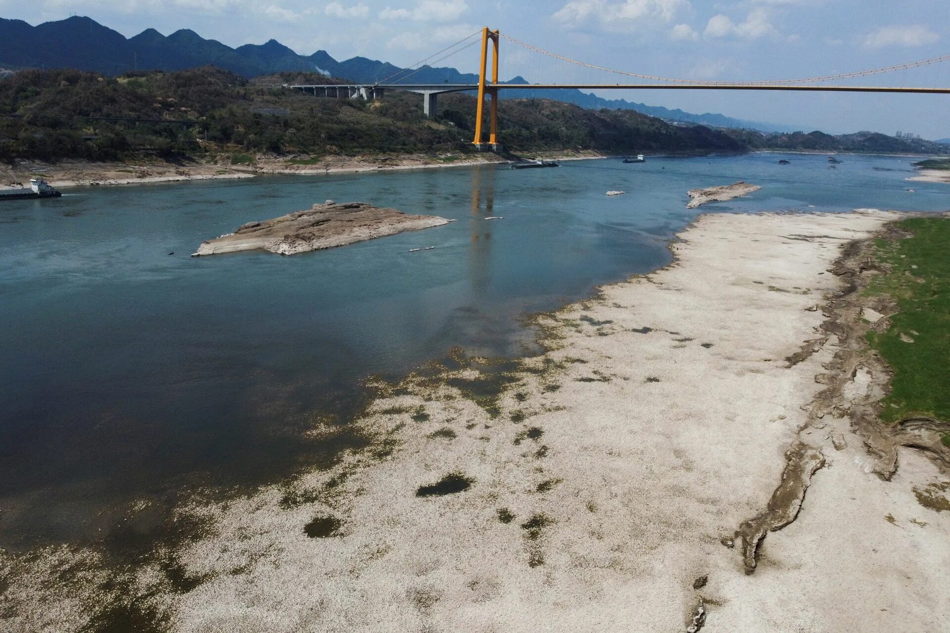 Река янцзы пересохла. Пересохшая река Янцзы. Янцзы обмелела. Река Янцзы буддийские статуи. Засуха в Китае 2022.