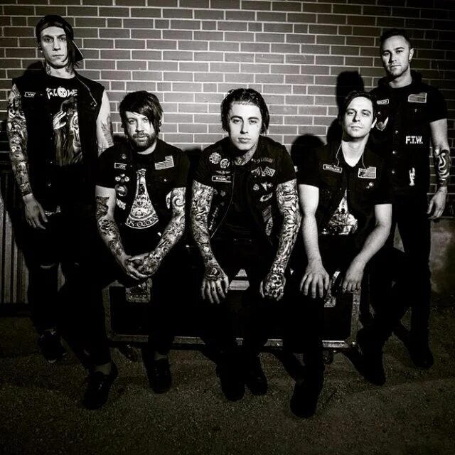 Fallen reverse. Группа falling in reverse. группа falling in reverse 2025. falling in reverse 2025. falling in reverse исполнитель группа.